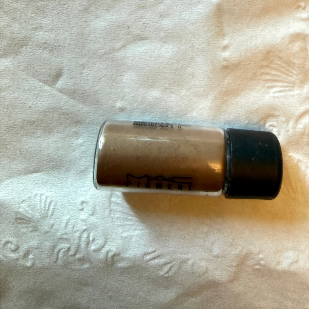 MAC Cosmetics pigment in  Most Darling a Soft Brown